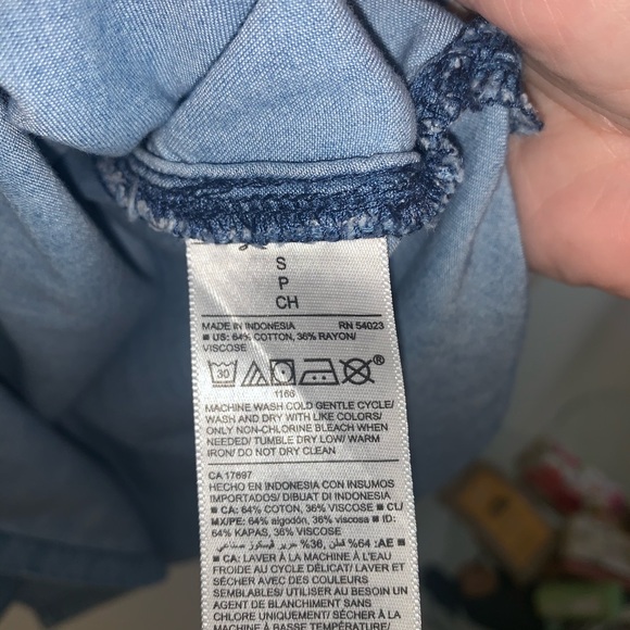Old Navy denim shell top . Sleeveless . Keyhole back . 1 button . Light blue S - Picture 3 of 4